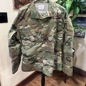 US MIL BDU top size medium regular in GUC